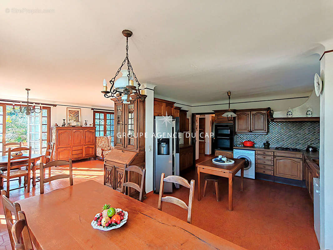 A vendre villa 6 pieces 4 chambres solarium avec apercu mer piscine a proximite du centre ville de saint aygulf - photo 6
