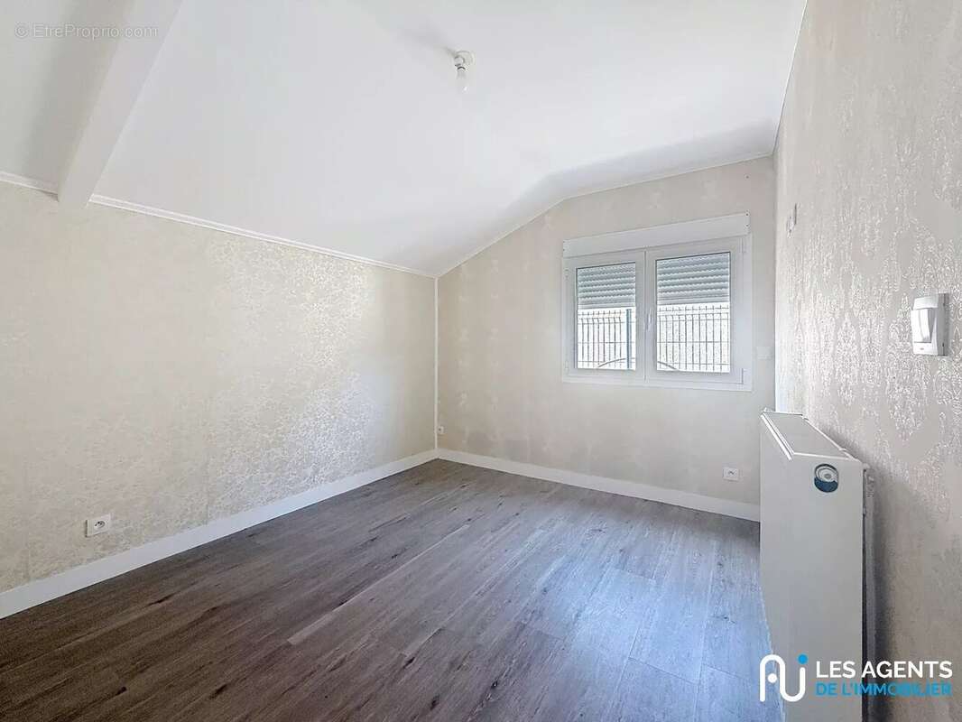 Maison 103 m² à Saint-Jean-De-La-Ruelle  - photo 6
