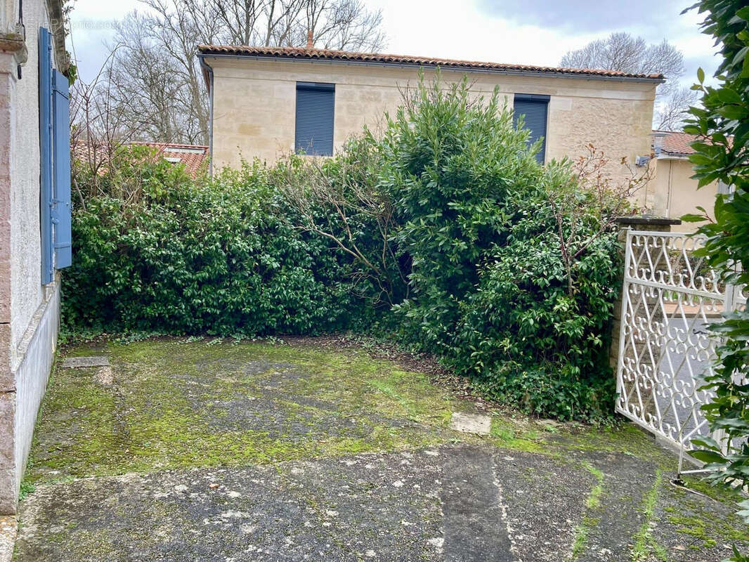 Maison à PUJOLS-SUR-CIRON