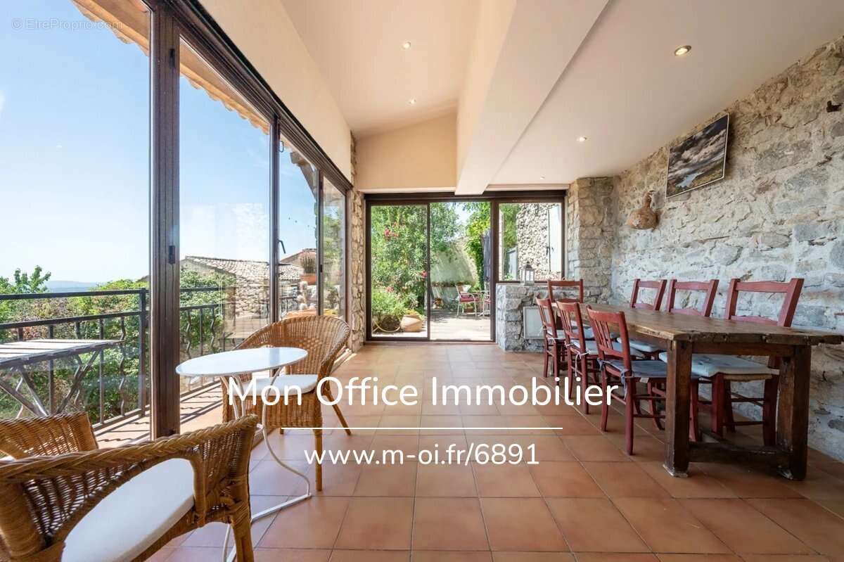 Référence : 6891-SJO - Maison provençale en pierre au coeur du village de St-Julien (83560): 4 chambres - véranda- piscine- cave - photo 8