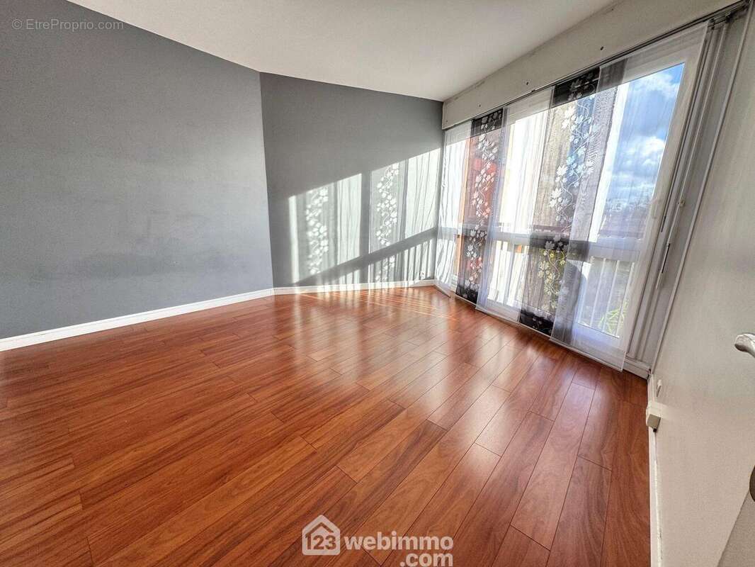 Passons à l&#039;espace nuit avec la première chambre... - Appartement à RIS-ORANGIS