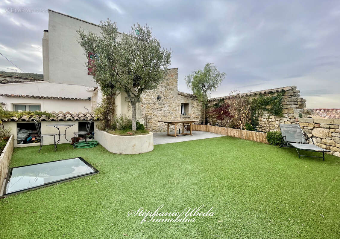 Splendide batisse du 16eme dans les remparts du vieux village - photo 4