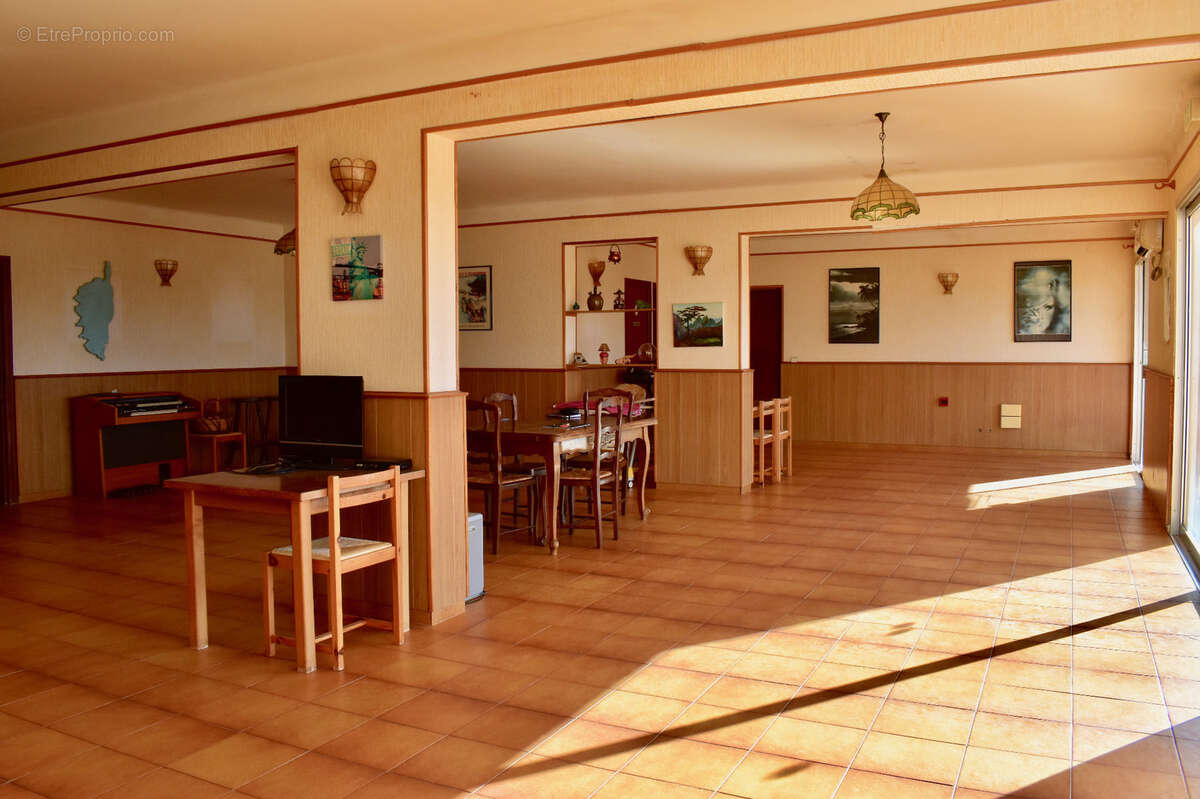 Dpt Corse (20) OSANI - Golfe de Porto, à vendre bâtiment de 920m2 à 3KM de la plage, grand terrain avec parking - photo 3
