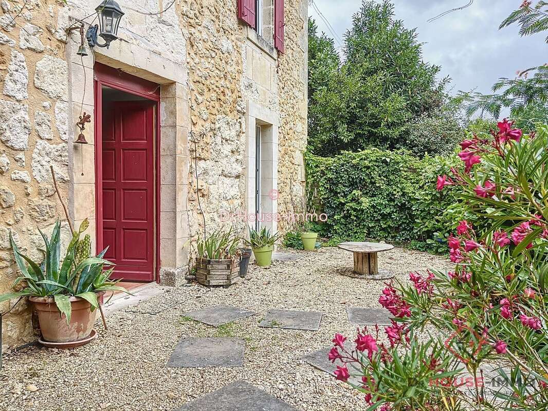 Maison à DOUVILLE