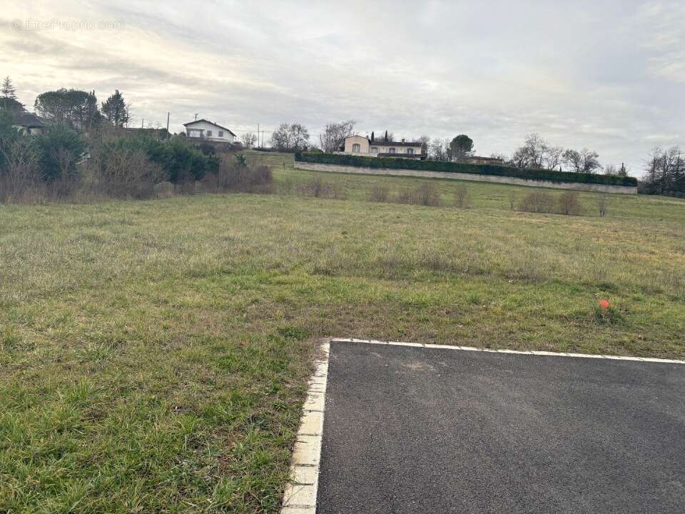 Terrain à SAINT-SULPICE