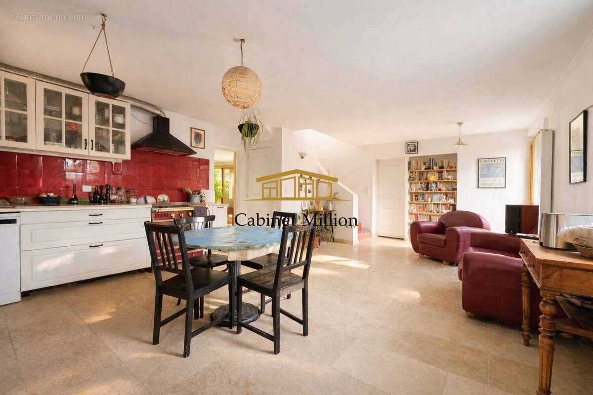 Maison à VIC-LA-GARDIOLE