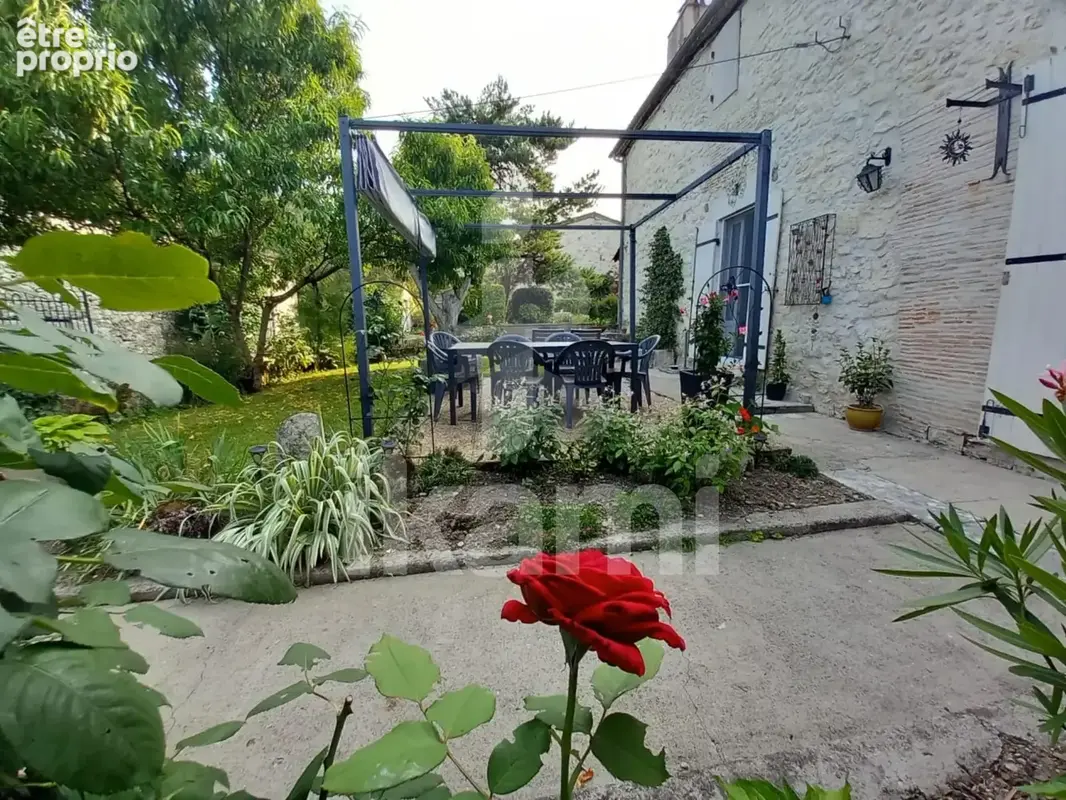 Au cœur d'un village typique, demeure de charme, avec dépendances - photo 3