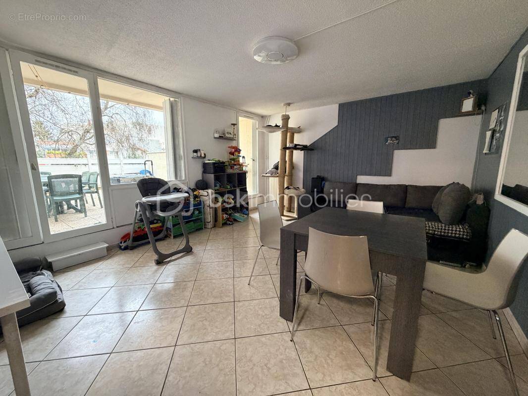 Appartement à SAVIGNY-LE-TEMPLE