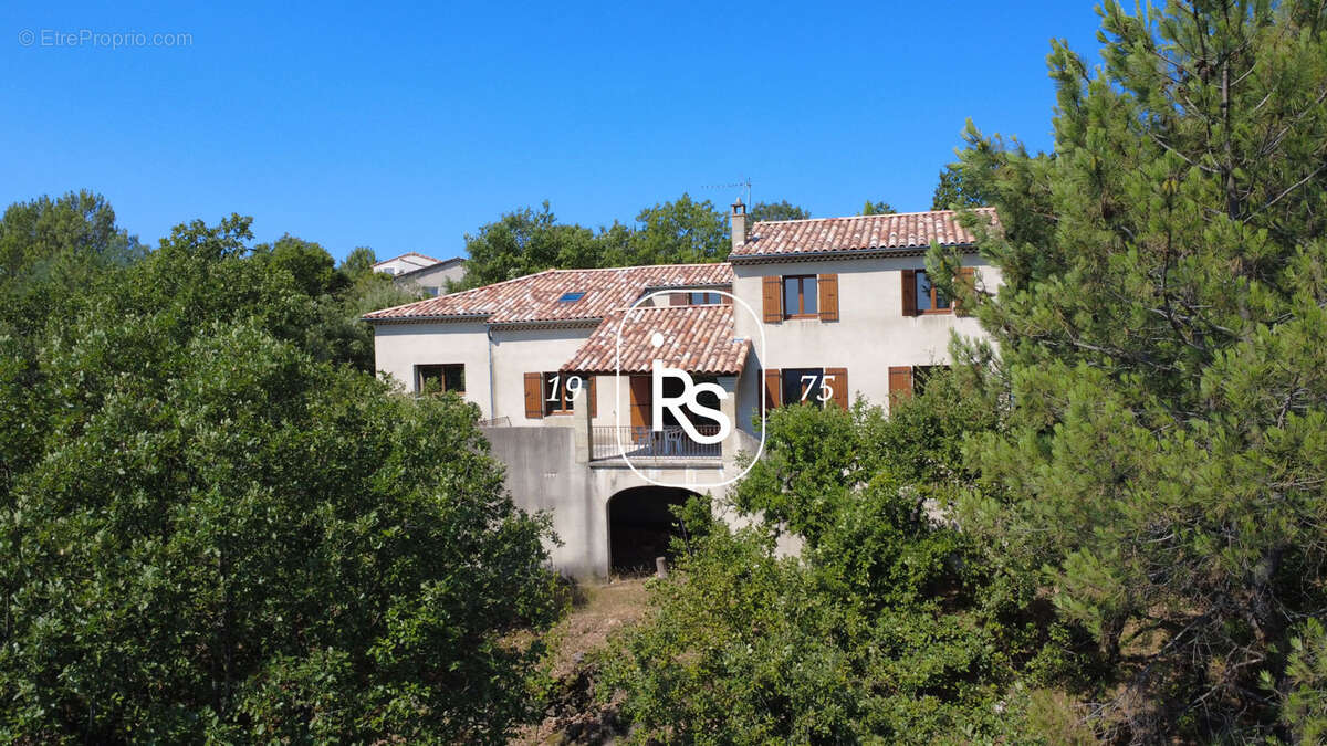 Villa confortable de 204 m2 habitables avec une vue panoramique et 5392 m2 de terrain arboré - photo 2