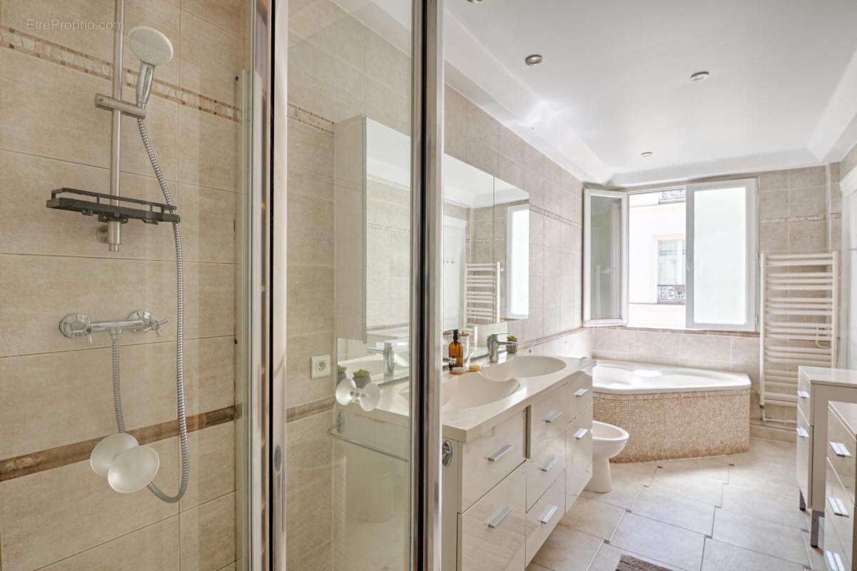 Appartement à PARIS-10E