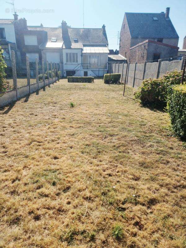 Semi-individuelle à rénover  avec garage, jardin, sous-sol - photo 3