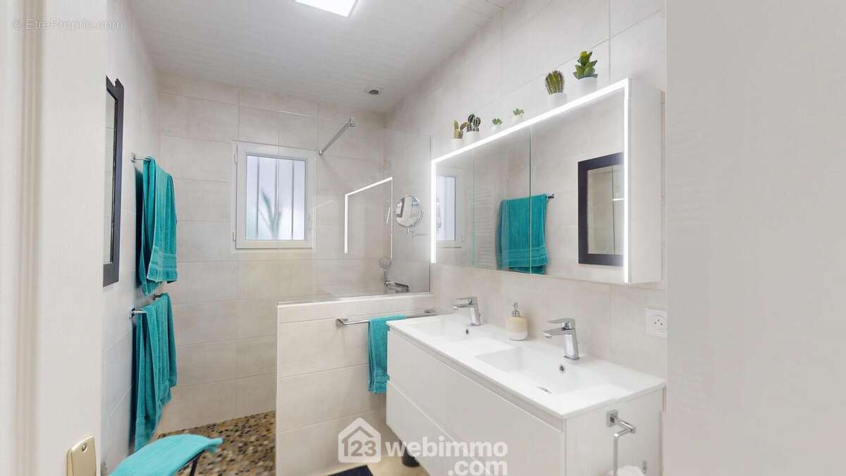 Salle de douche avec double vasque et douche à l'italienne. - Maison à JARD-SUR-MER