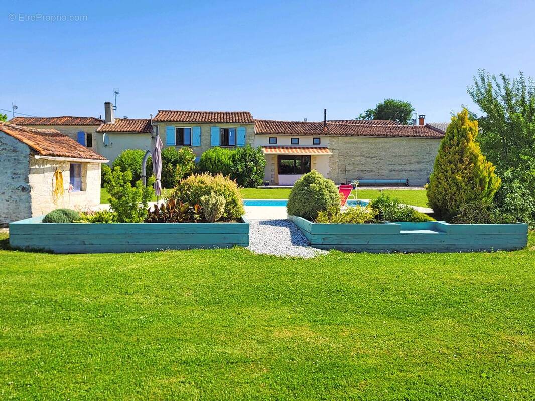 Belle maison familiale de 4 chambres avec un grand gîte et une superbe piscine, près de Cognac - photo 2