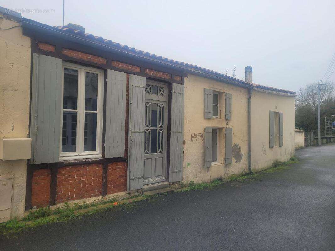 Maison à SAINT-JEAN-D'ANGELY