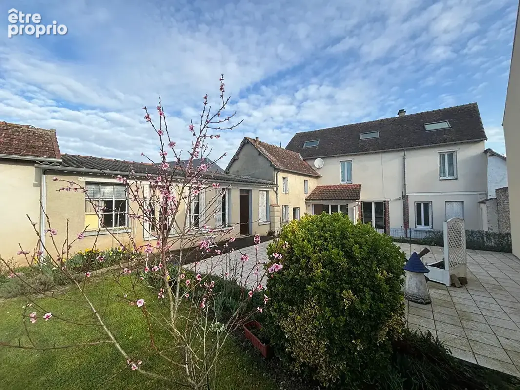 Maison à environ 5 mn de Nogent le Roi - photo 1