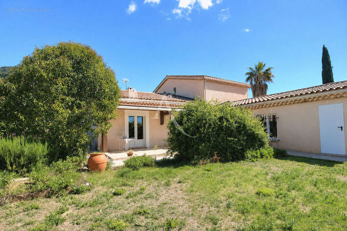 Carqueiranne Belle villa avec espace de vie de plain pied au Calme - photo 2