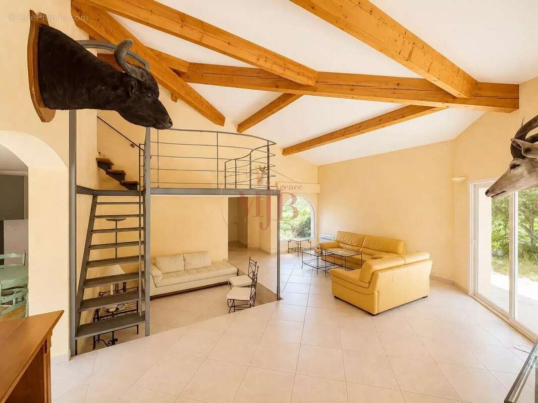 Le Puy-Sainte-Réparade – Maison familiale de 142 m² sur 6 000 m² de terrain boisé avec piscine - photo 6