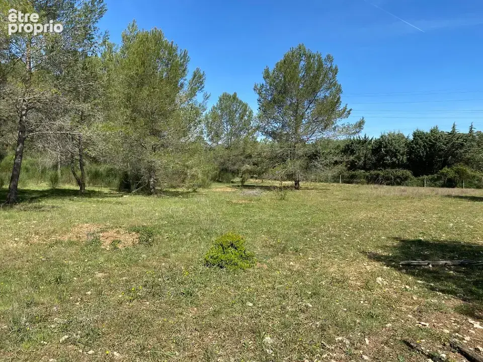 Terrain à MEOUNES-LES-MONTRIEUX
