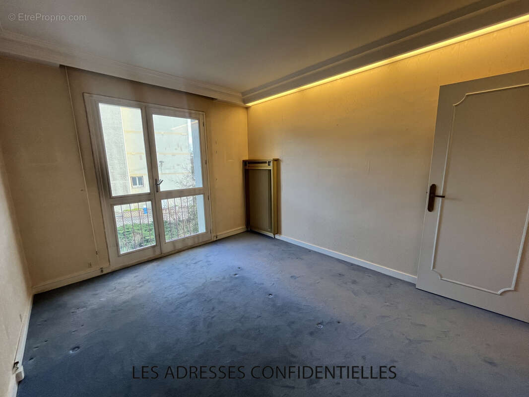 CALUIRE-ET-CUIRE - Grand appartement de 4 pièces de 96.53 m2 - Loggia -  Garage - Cave - photo 12