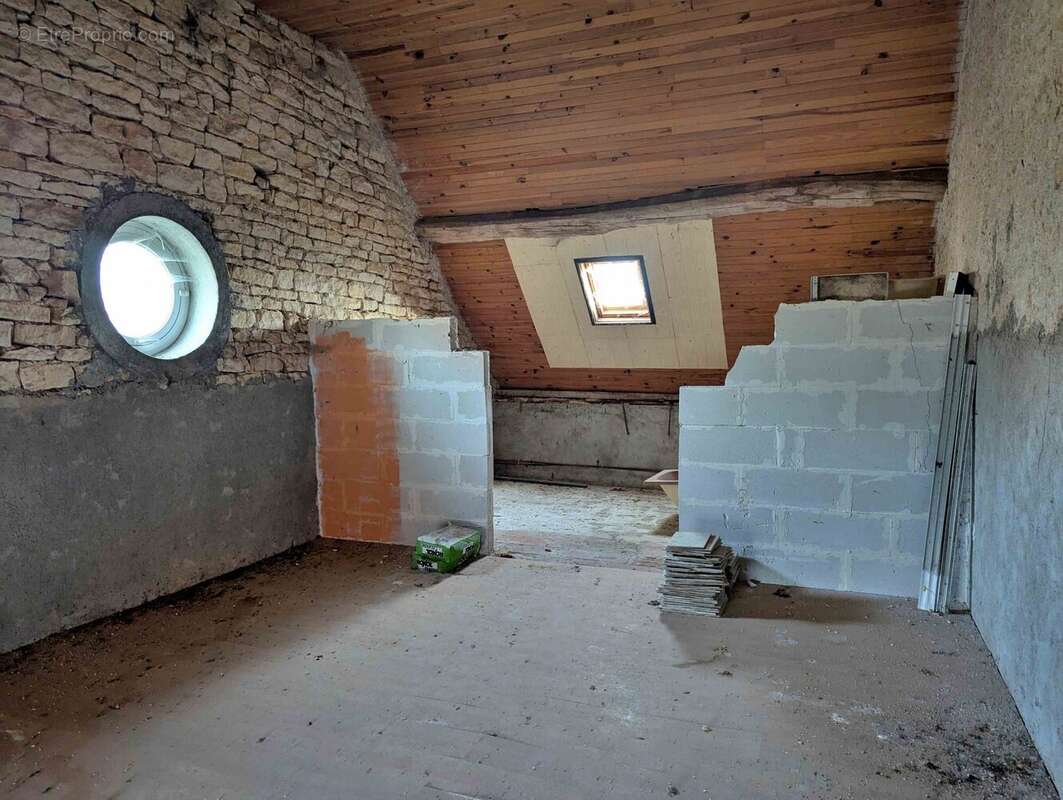 grenier avec oeil de boeuf - Maison à DRUYES-LES-BELLES-FONTAINES
