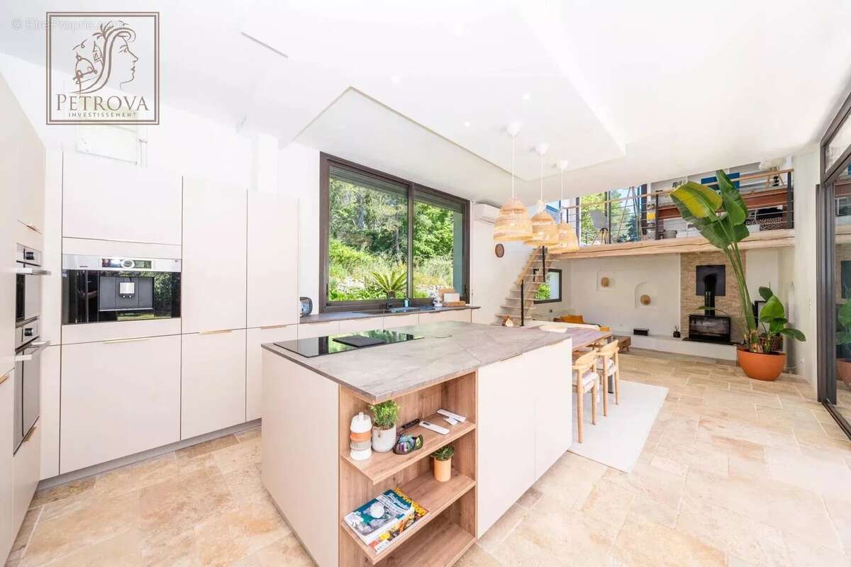 Maison à TOURRETTES-SUR-LOUP