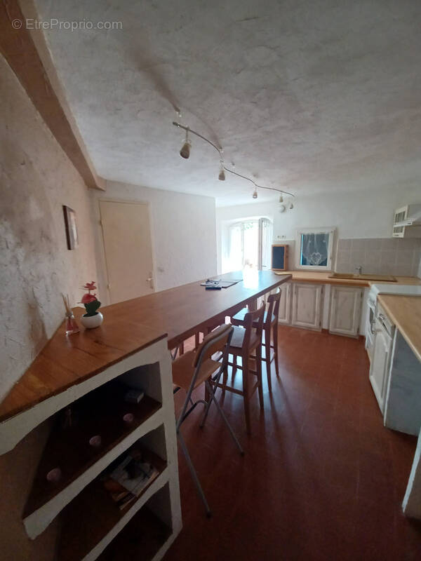 Maison à SAINT-MITRE-LES-REMPARTS