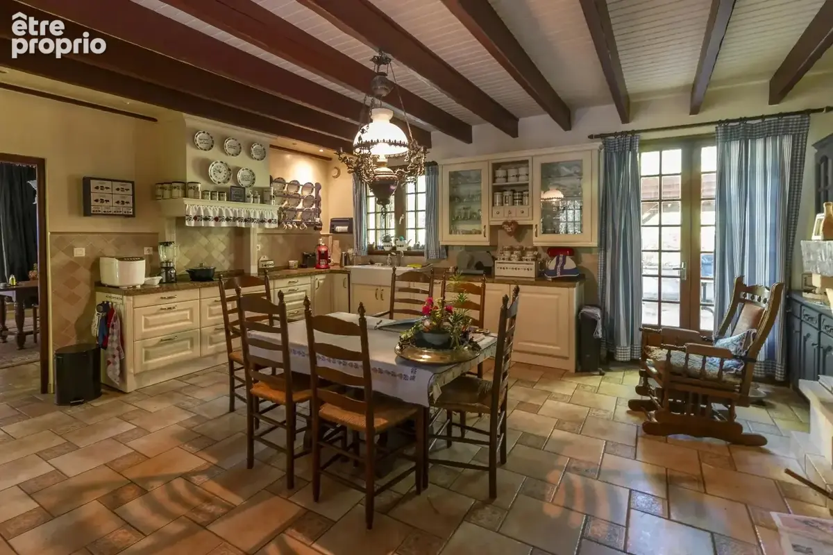 Maison spacieuse avec piscine, grandes dépendances et terrain - photo 4