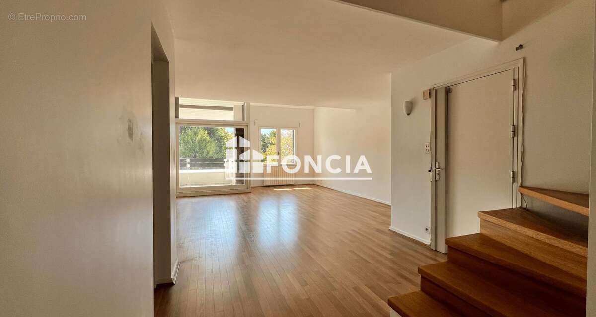 SAINT ISMIER - Magnifique appartement duplex en dernier étage avec piscine - photo 3