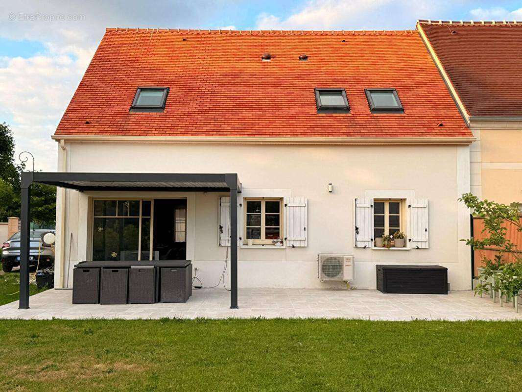 Maison à FLEURINES