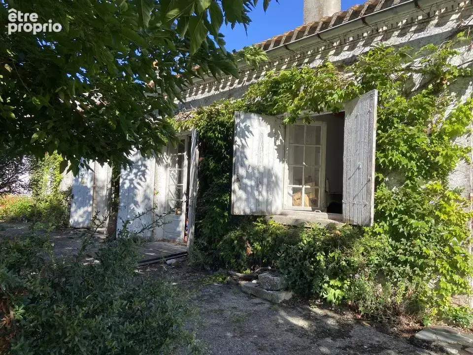  LONGERE ST ESTEPHE 3 CHAMBRES SUITE PARENTALE, UN STUDIO,