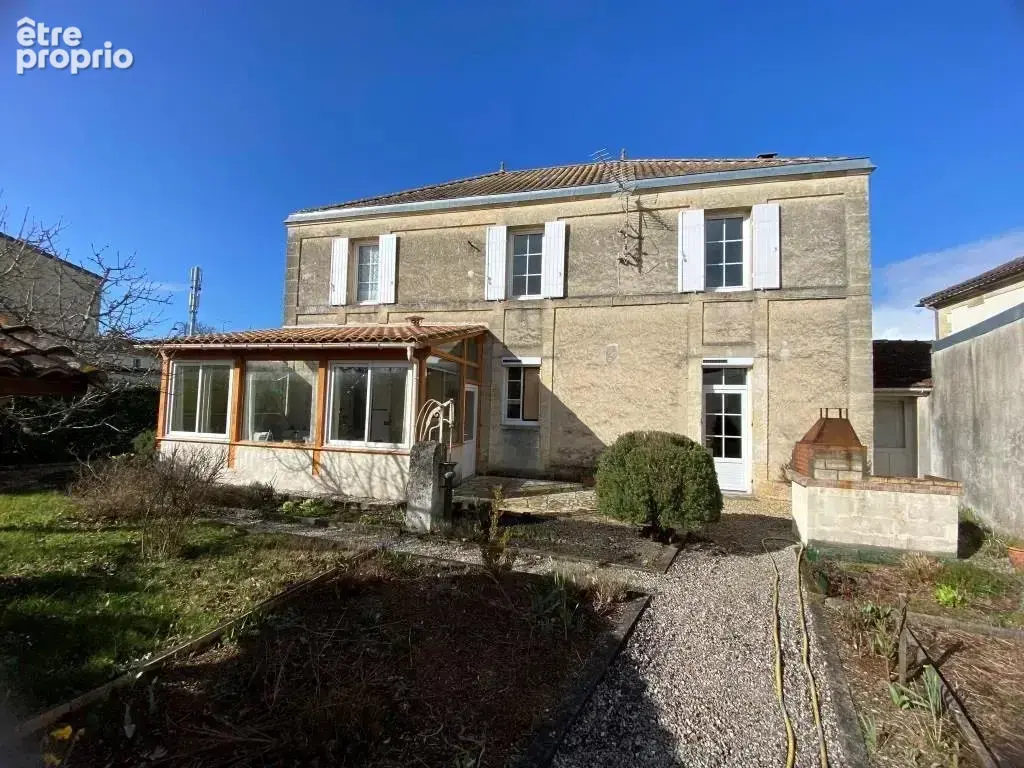 Maison à SAINT-YZAN-DE-SOUDIAC