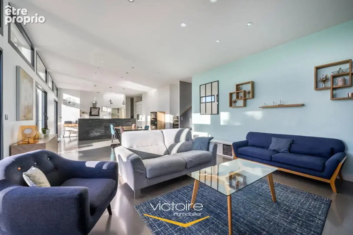 Bourgoin-Jallieu, Mozas – Maison contemporaine de 5ch, 166 m² avec vue incroyable, piscine chauffée et DPE B - photo 5