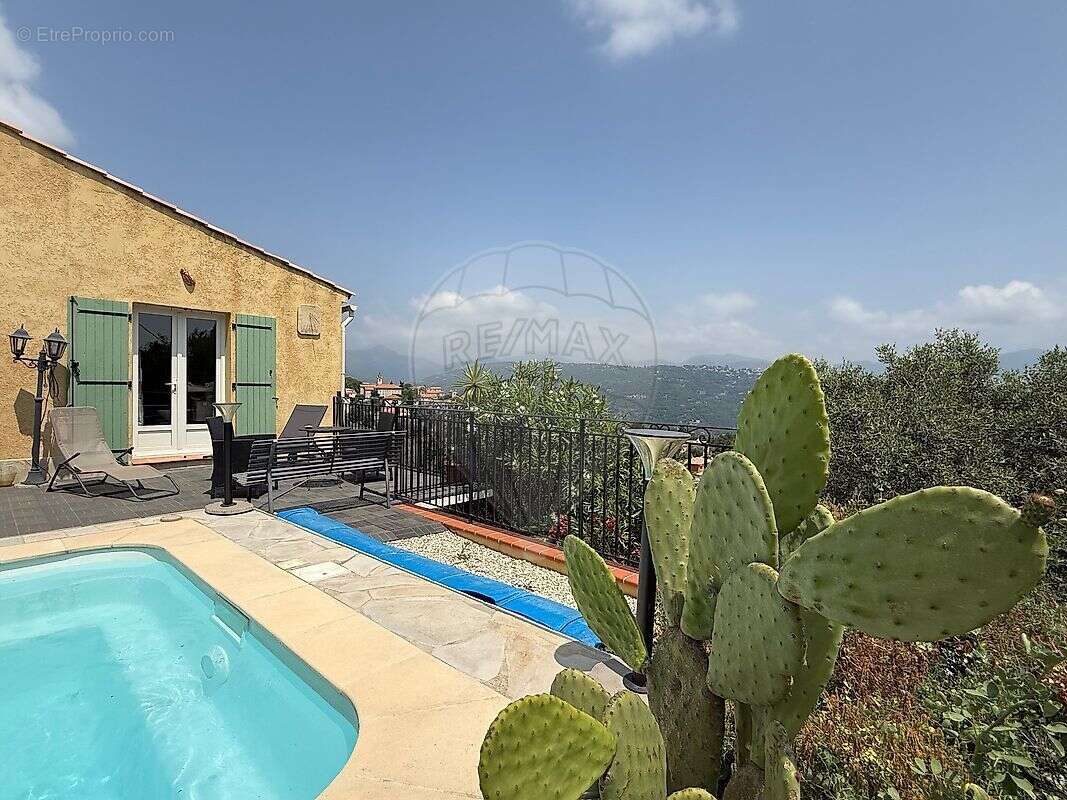 Maison à CHATEAUNEUF-VILLEVIEILLE