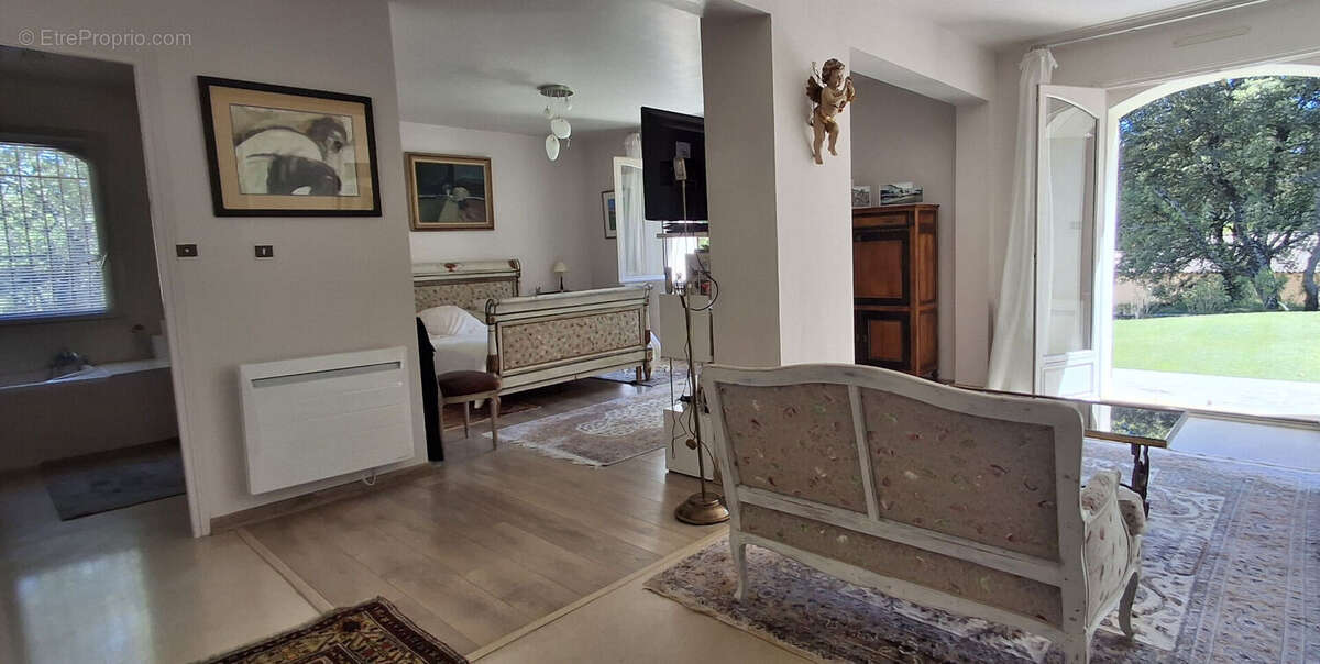 A vendre,  Drôme provençale, Belle Villa de 200 m2, piscine, garages, terrain  arboré de 3400m². - photo 13