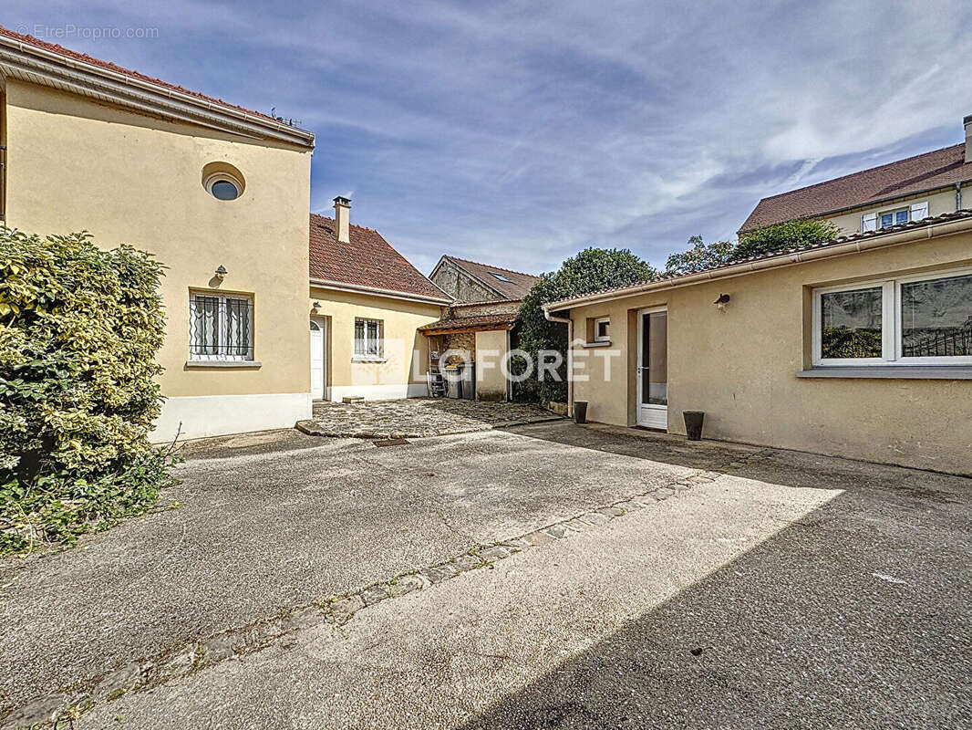 Exclusivité  - Maison rénovée 3 chambres avec cour  et bureaux indépendants - A proximité immédiate de MONSOULT - photo 6
