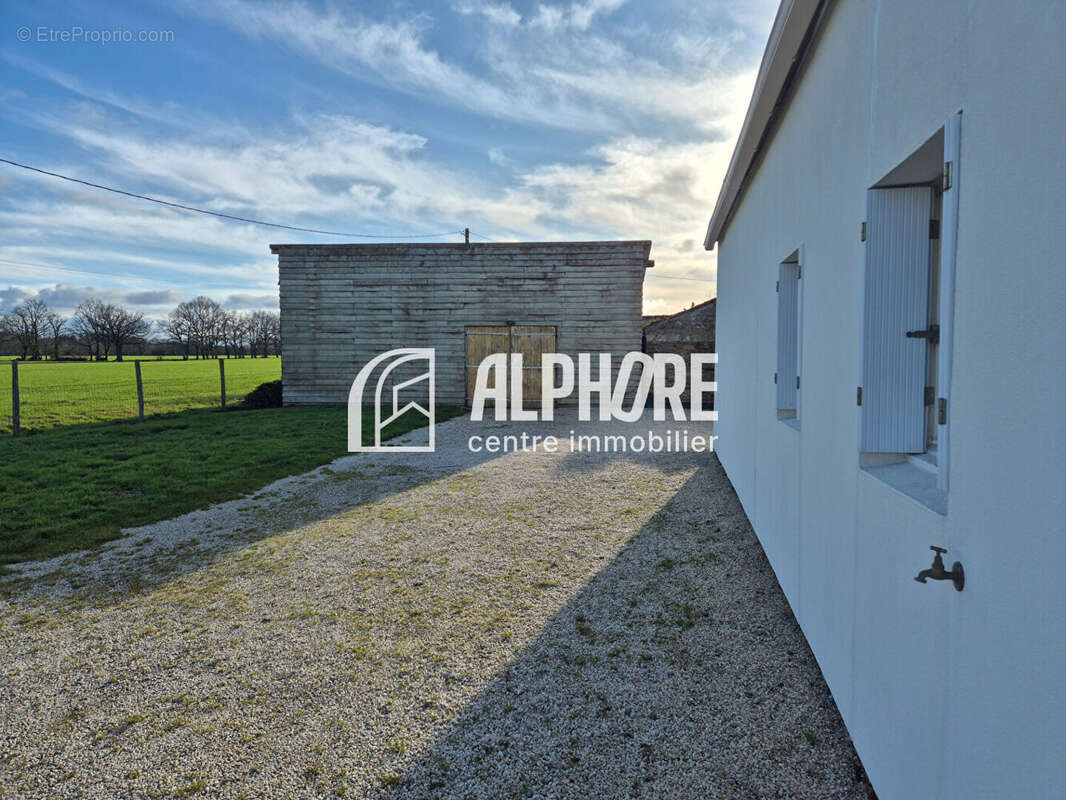 Maison à LA CHAIZE-LE-VICOMTE
