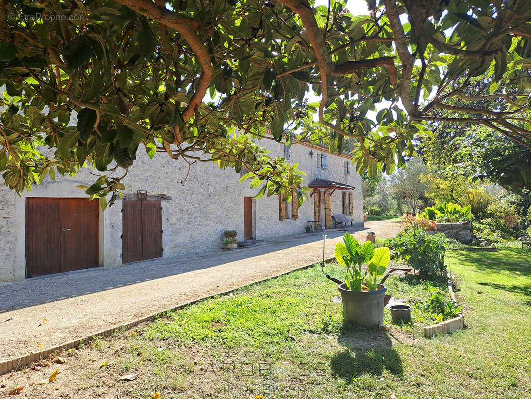 Maison familiale en pierre avec vue panoramique, verger et dépendances. - photo 14