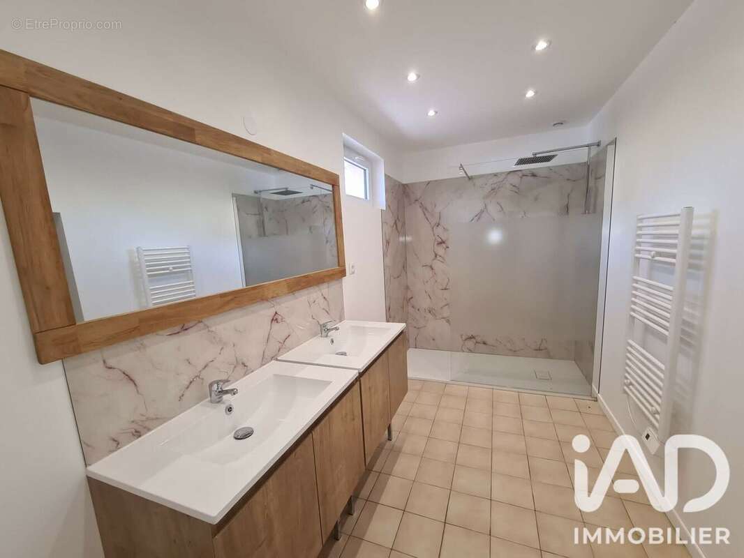 Maison 121 m² à La Ville-Dieu-Du-Temple  - photo 5