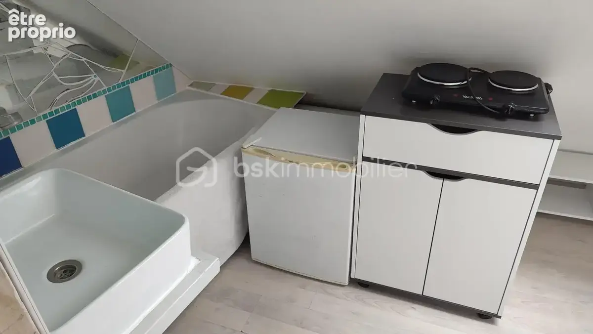 Chambre de service sous combles avec point d'eau et baignoire - photo 4