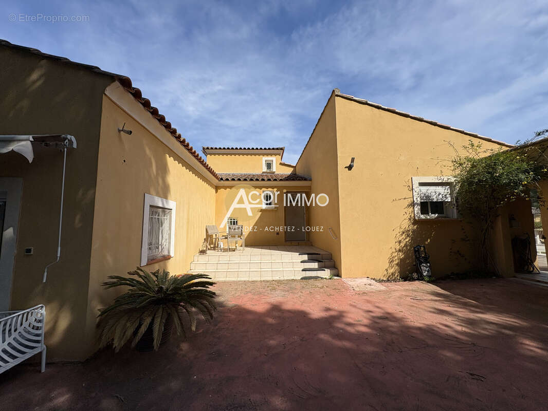 JANAS, très jolie propriété sur un terrain de 1100m2 villa+ dépendance de type 2+ piscine - photo 2