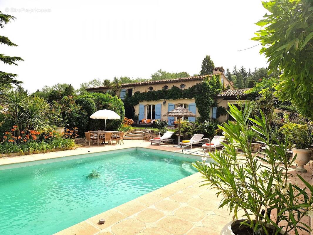 Maison à CHATEAUNEUF-GRASSE