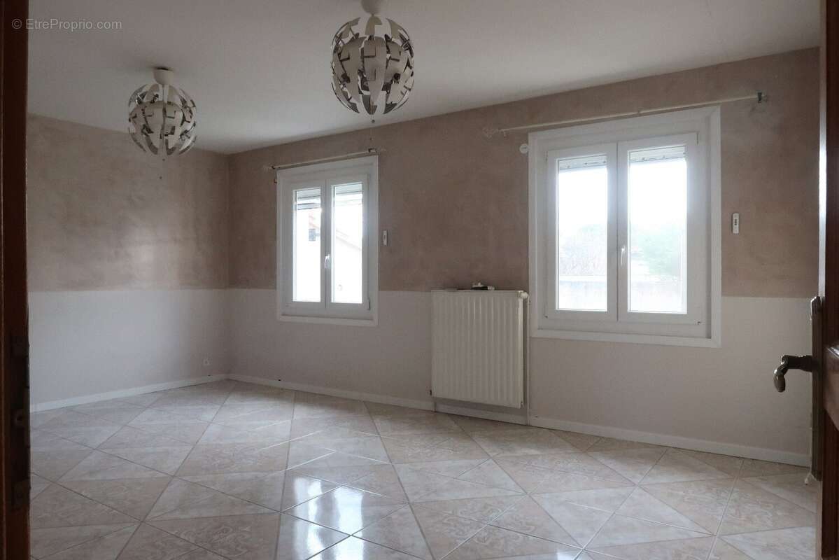 Maison à MONTROND-LES-BAINS