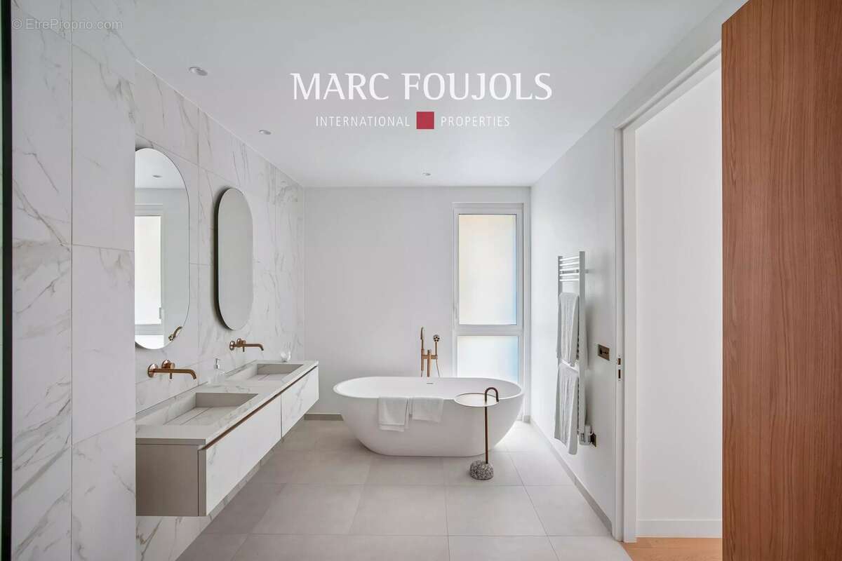 Appartement à PARIS-8E