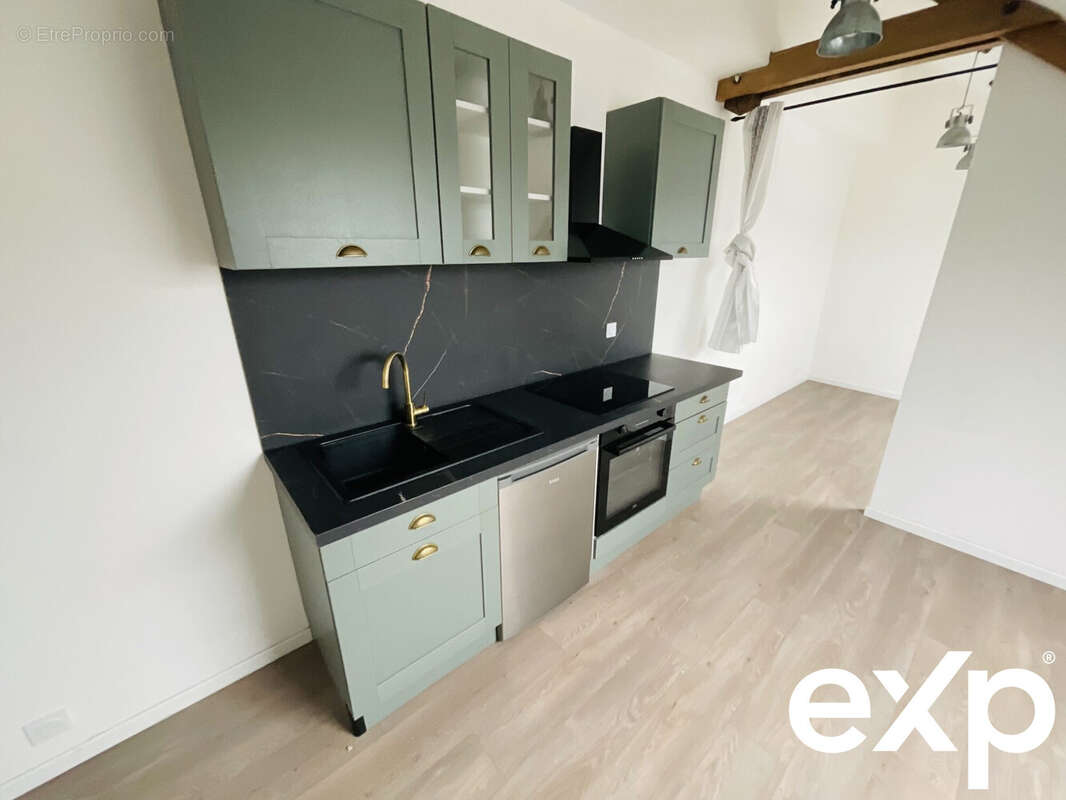 pièce de vie avec cuisine équipée  - Appartement à TROYES