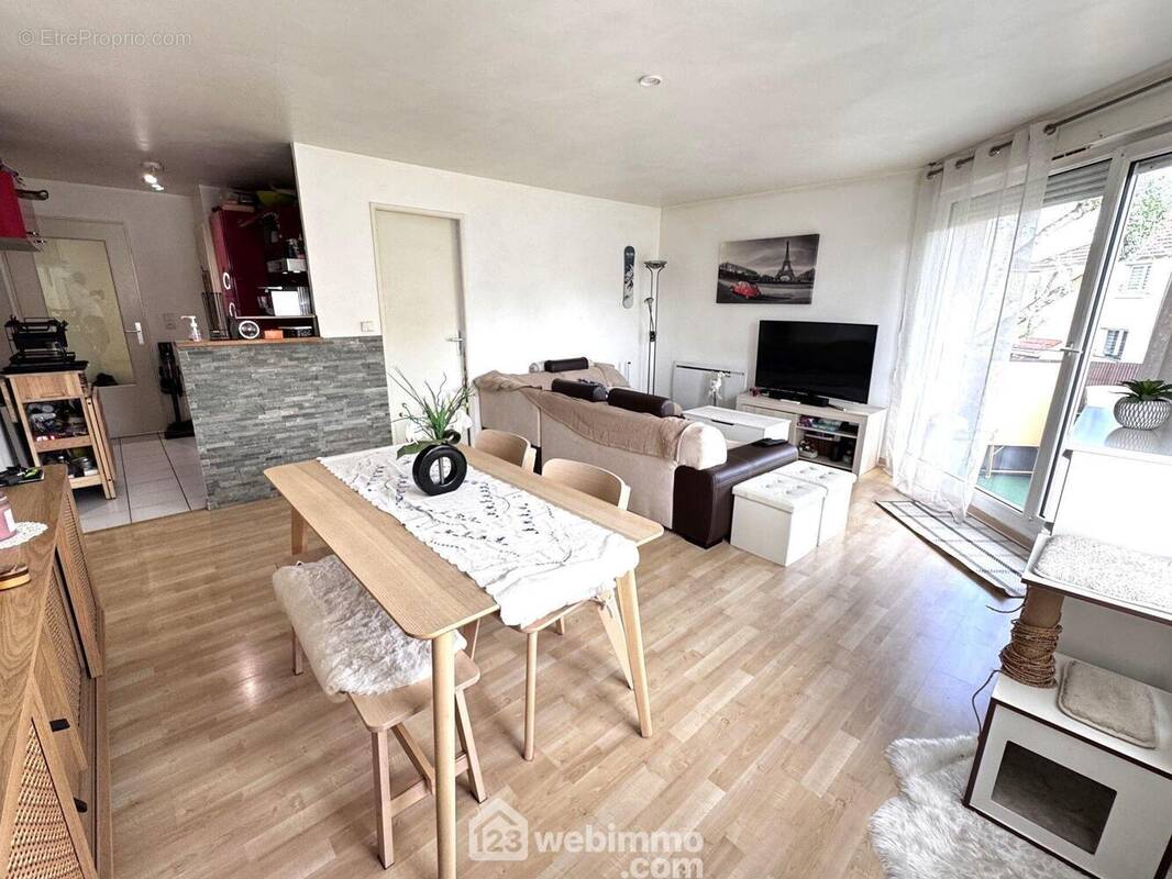 Passons au séjour... - Appartement à RIS-ORANGIS