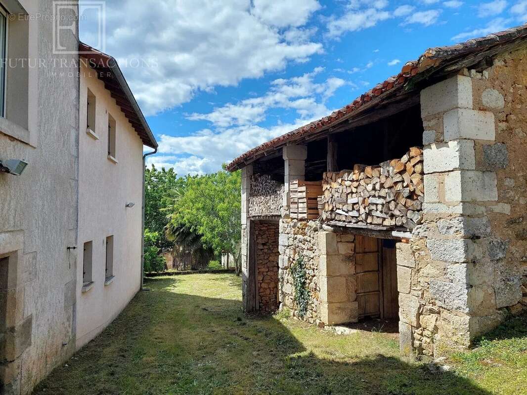Maison à SAINT-FRONT-LA-RIVIERE