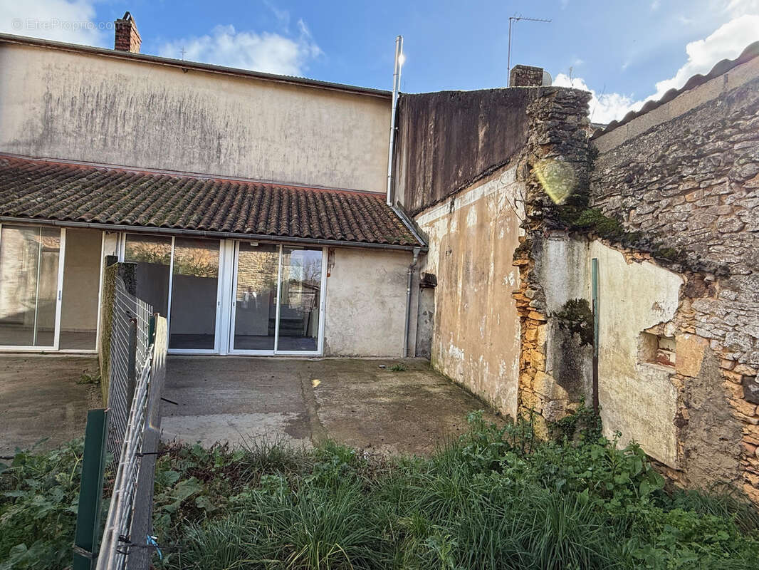 Maison à BLANQUEFORT-SUR-BRIOLANCE