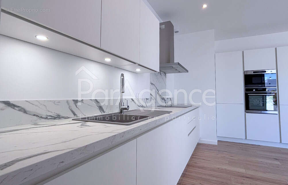Maison entièrement rénovée - Grand sous-sol - Centre-ville - photo 8
