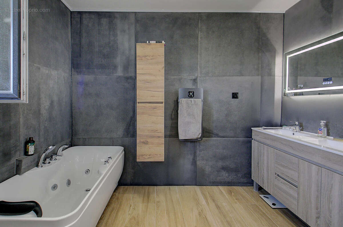 Janneyrias, maison de charme rénovée avec goût - photo 7