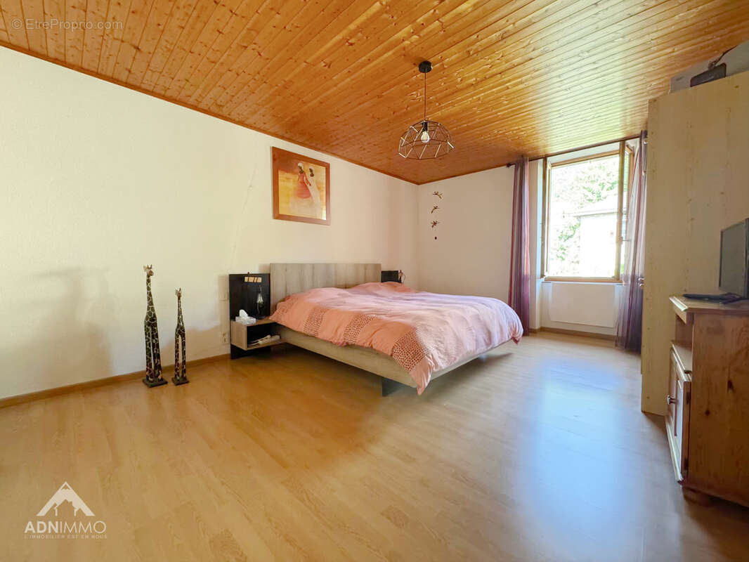 Appartement à COLLONGES